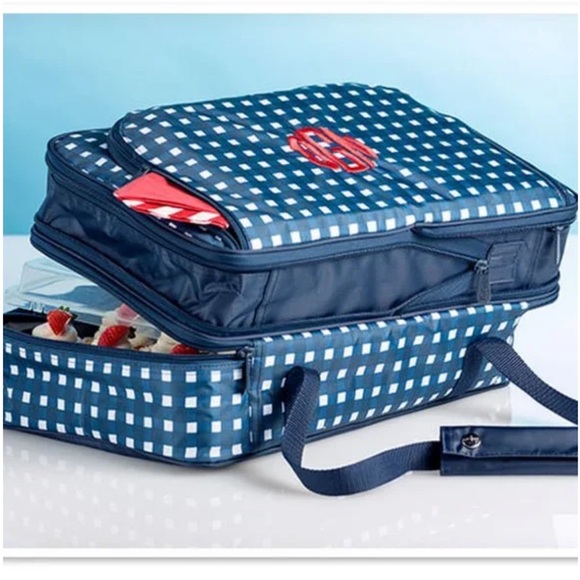 NWOT Cooler bag to keep two trays of food hot or cold!Thirty-One Gifts - Picture 2 of 5